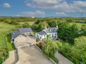 8 Bedroom Farmhouse with Pool Complex 5 mins from Celtic Manor